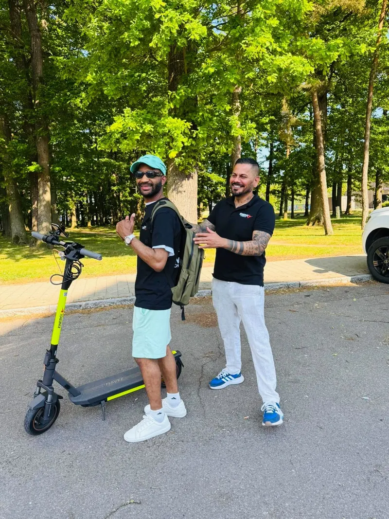 Kunde mit EcoHome-Team und E-Scooter im Park
