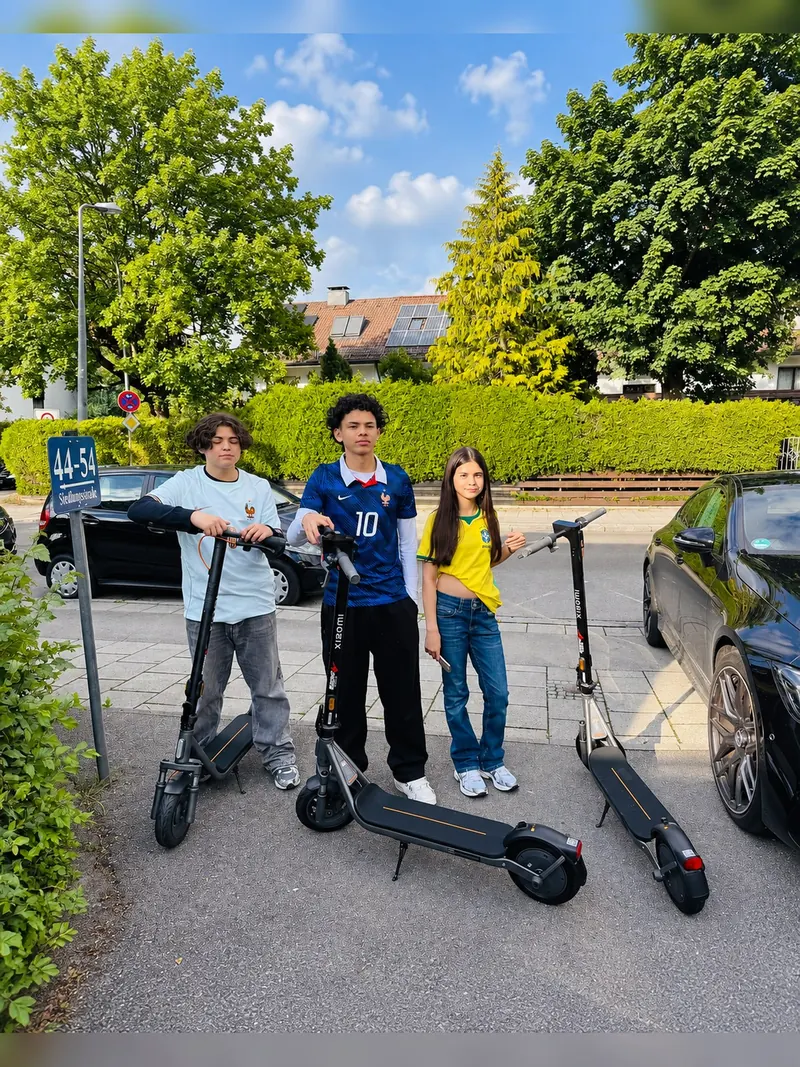 Kunden mit E-Scootern in ihrer Wohnstraße